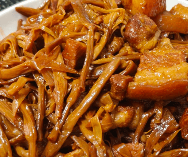 吸饱肉汤韧滑鲜香，祁东黄花菜炖肉藏湘南滋味