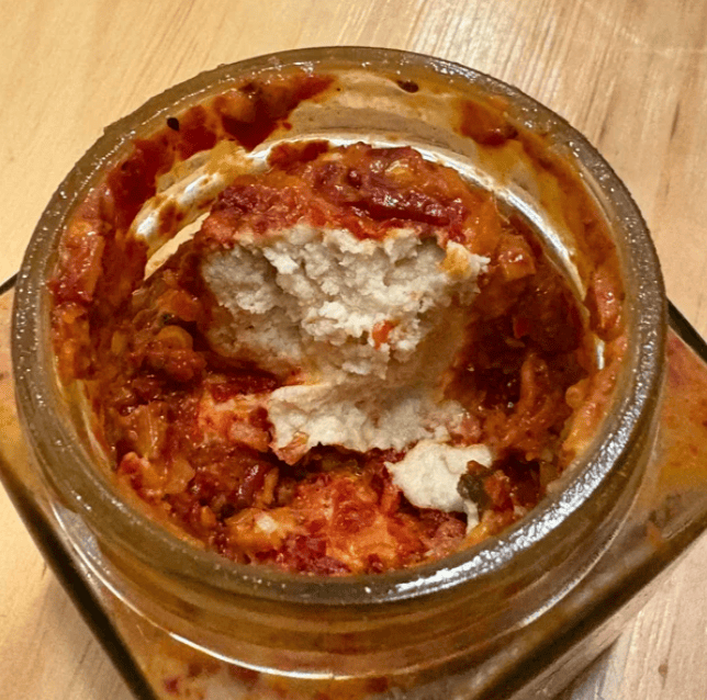宜丰豆腐乳经封坛久酵，山茶油赋予腐乳绵密咸香