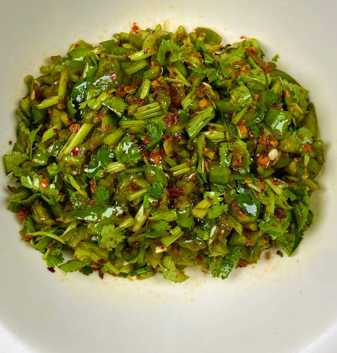 凉拌香菜：脆嫩多汁，巨香下饭的家常美味