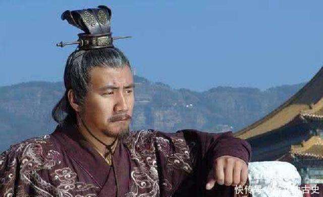 
        朱元璋召集大臣，大臣抓住朱元璋心理，死前提一要求