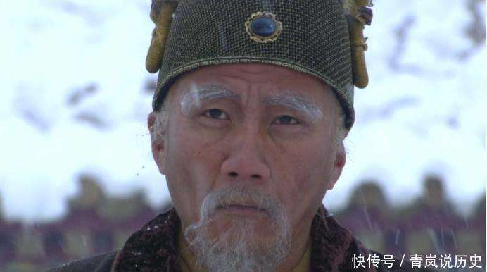 
        朱元璋工作到深夜，宫女好心端来热汤，朱元璋：粥留下，人拖下去