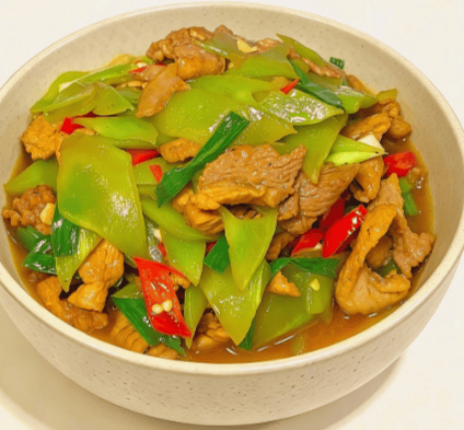 莴笋炒肉片短时翻炒，脆嫩爽口鲜香不厚重