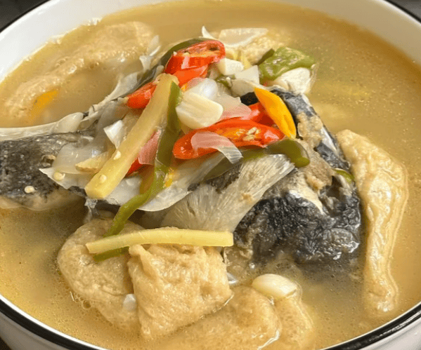 金黄豆参饱吸鱼汤，鱼肉软嫩，汤汁拌饭鲜香十足