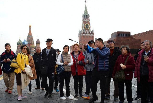 
        中国游客到俄罗斯旅游，俄罗斯人感到奇怪：中国人怎么是这样的？