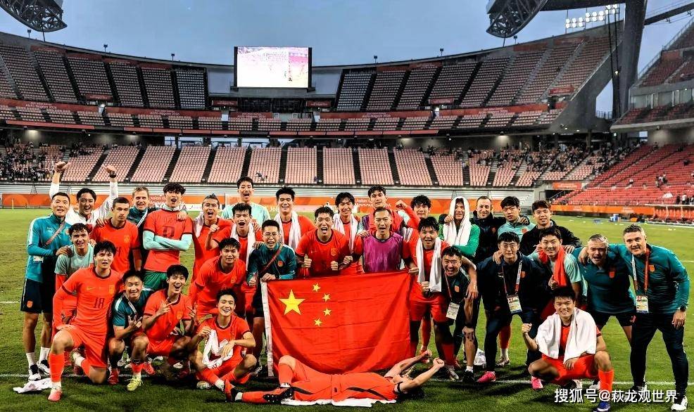 
        于大宝怒赞三大超龄国脚 球迷：换韦世豪踢伊朗+韩国球员能干起来
