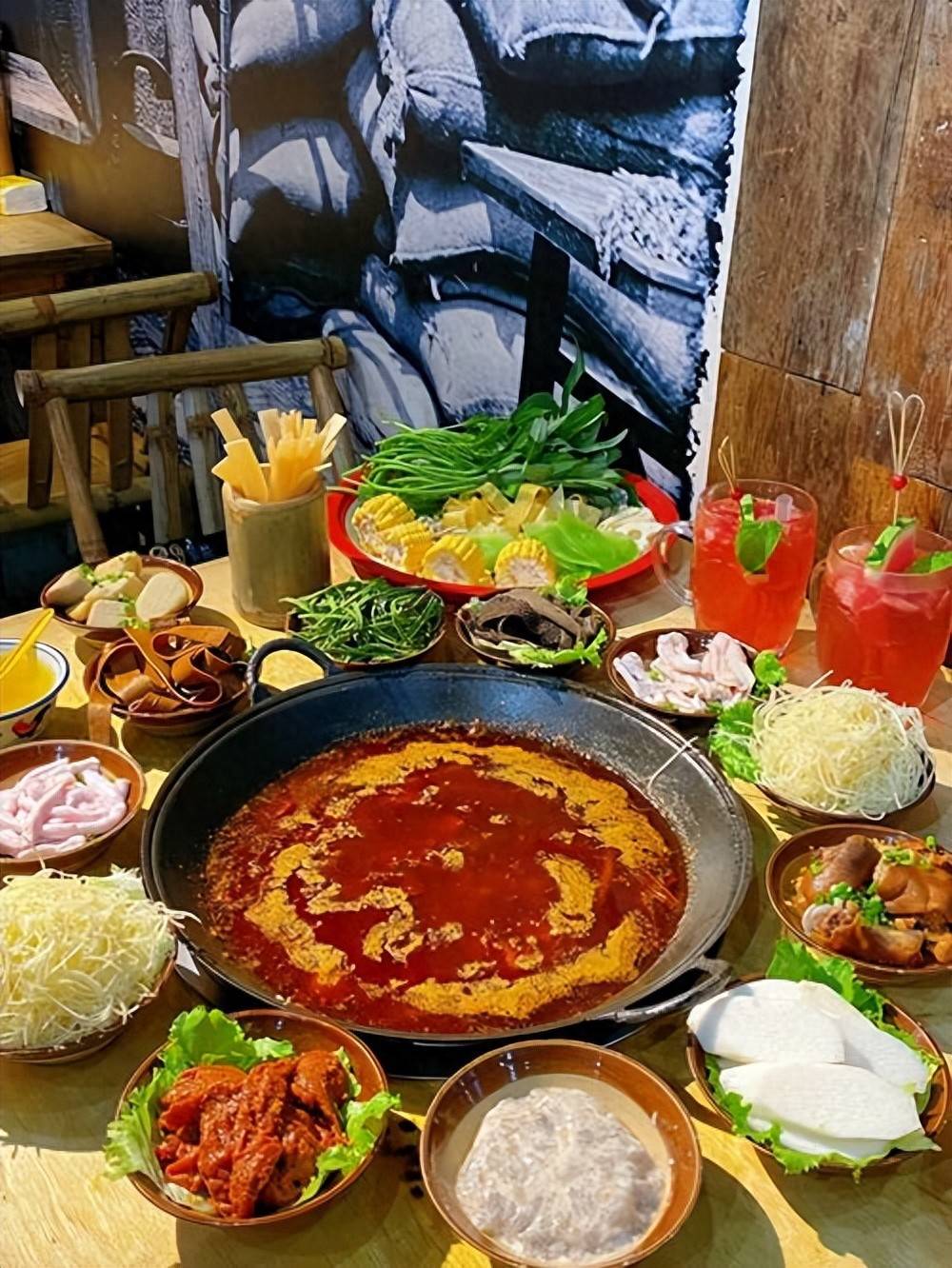 贵州人到底有多会吃？地摊火锅、木桶鱼、虾酸牛肉，一口一个王炸