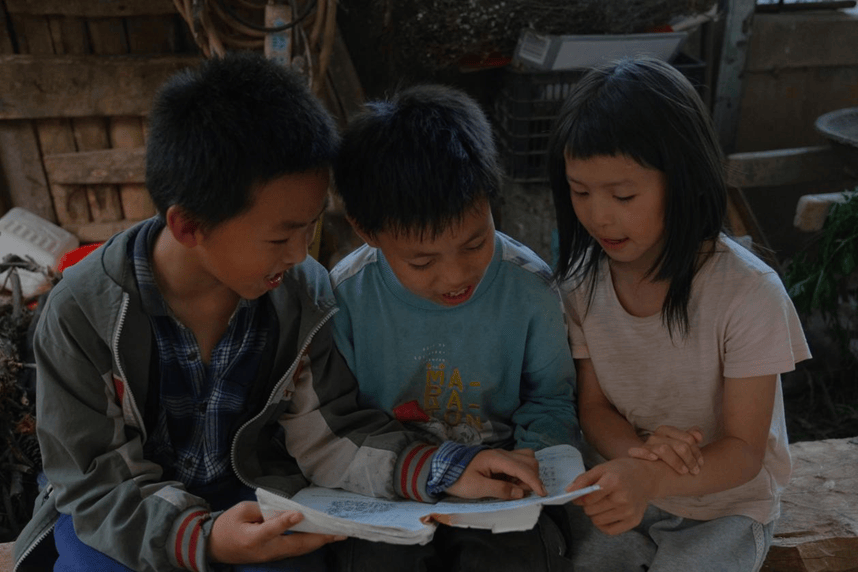 
        两个哥哥遗传妈妈智力缺陷，女童侥幸躲过宿命却要承受更多，村里人说她是来报恩的