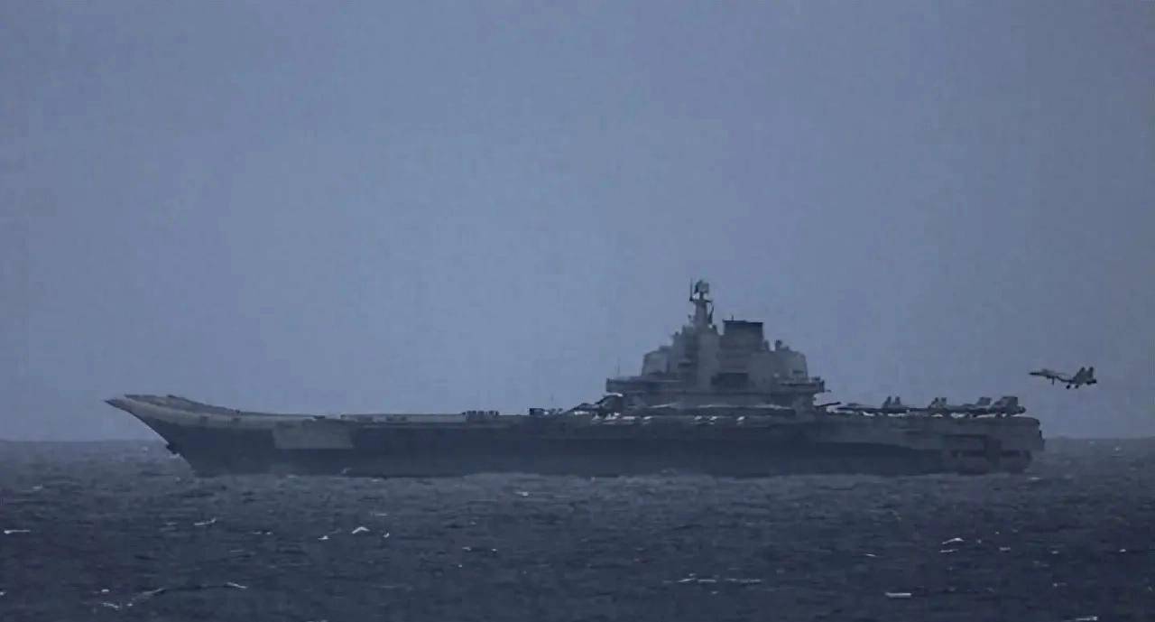 
        辽宁舰抵近菲律宾！菲军舰炒作跟踪，真相是什么？