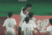 陈熠挽着王曼昱的手复盘
