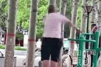 男子公园转盘上疯狂旋转1个多小时