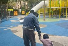 老人带娃的家庭越来越多，但隔代养育的“问题”也真的不少