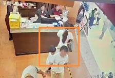 指控4岁男童摸臀女子账号被禁止关注，曾称干自媒体需要流量 律师称其混淆概念或涉寻衅滋事
