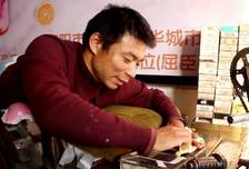 5岁因父亲致高位截瘫，成年后他趴地贴膜买房，最终选择原谅父亲