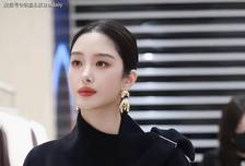 被杨采钰“贴头皮”发型惊艳！生娃后更美了，骨相优越老天爷赏饭