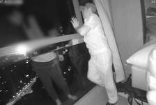 女子站上33层楼外窄台欲轻生，民警15分钟“话疗”劝回