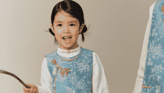 马斯克幼子的新中式马甲 出自北服校友之手