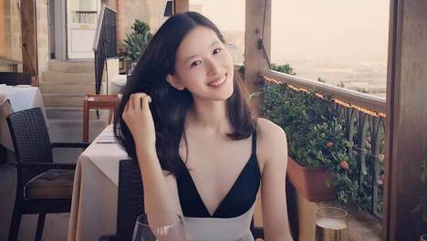 30岁章泽天现身英国！清纯穿搭像女大学生，辣妈身材让人羡慕！