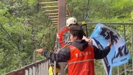 游客坠亡前喊没绑紧，谁让悬崖秋千带病运营