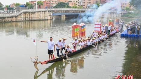 广东佛山594岁“盐步老龙”采青迎端午
