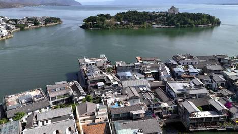 大理民宿“狂奔”十年：民宿增加近5000家，游客人均消费下滑17%