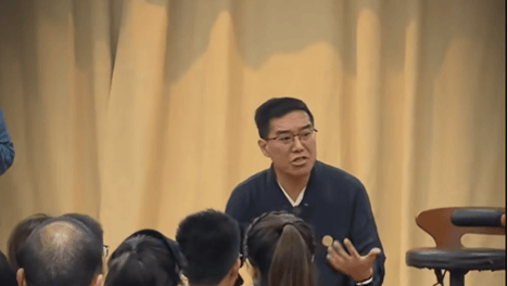 传销头目出狱后变“国学大师”，比电影还荒诞