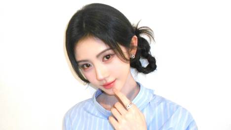 鞠婧祎晒对镜自拍美照 穿黑色小短裙秀纤细美腿