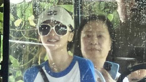 Baby带小海绵外出旅行 妈妈罕见出镜颜值能打