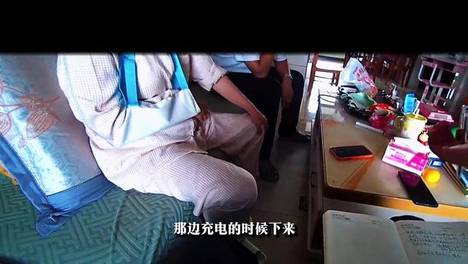 后排母子被甩出，前排父子安然无恙！系不系安全带，后果大不同