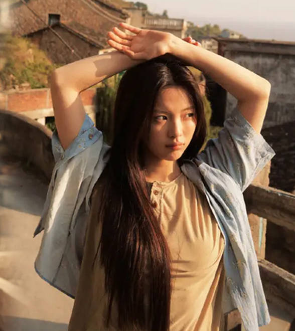 杨超越穿蓝衬衫配碎花裙，松弛文艺氛围感十足