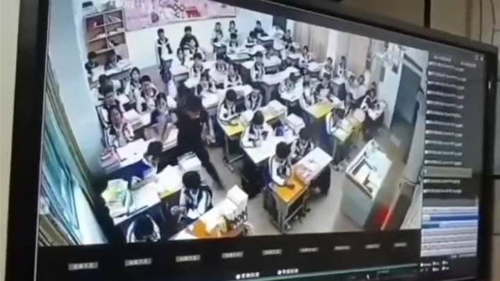 学生因顶嘴被老师在教室薅头发拖行,你怎么看?