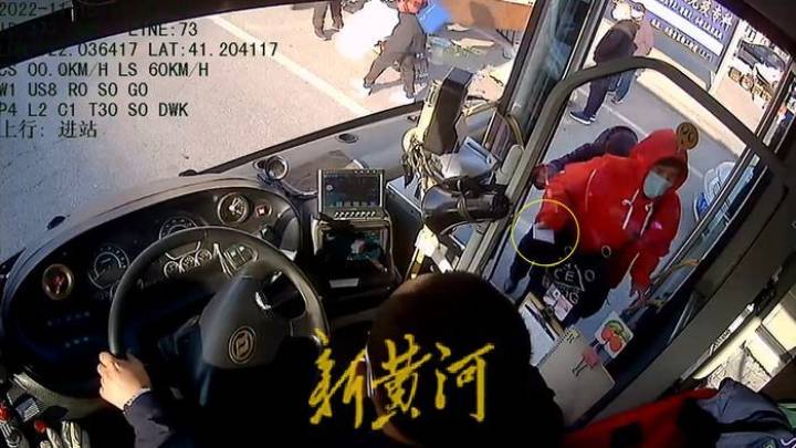 老人与公交司机争吵猝死,司机半小时后打120,公交公司应该担责吗?