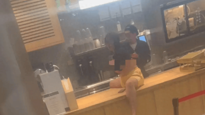 女子在霸王茶姬奶茶店袒露胸部坐在柜台上,应该承担责任吗?