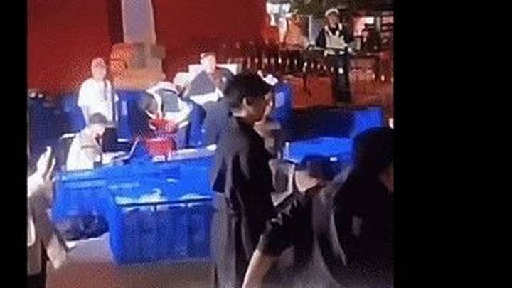 董宇辉下播后被观众扔东西险被砸,是不是故意的?