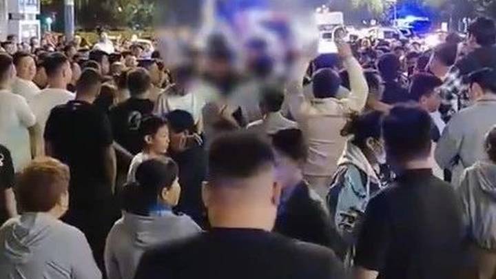 商贩无证经营烧烤,拒不配合执法,是违法行为吗?