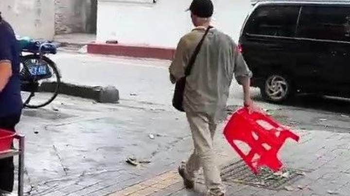 一老人每天吃白米饭蘸酱油,你支持免费提供吗?