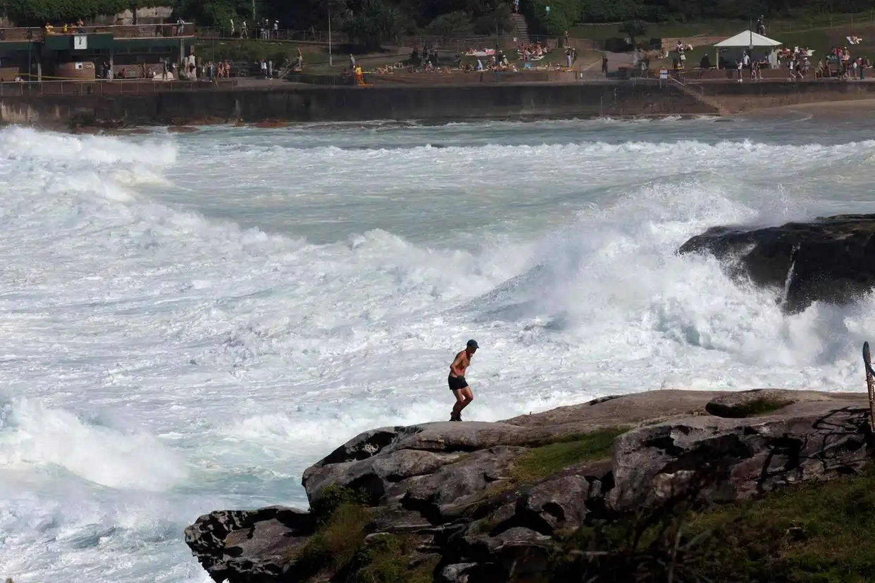 巨浪侵袭澳大利亚东海岸