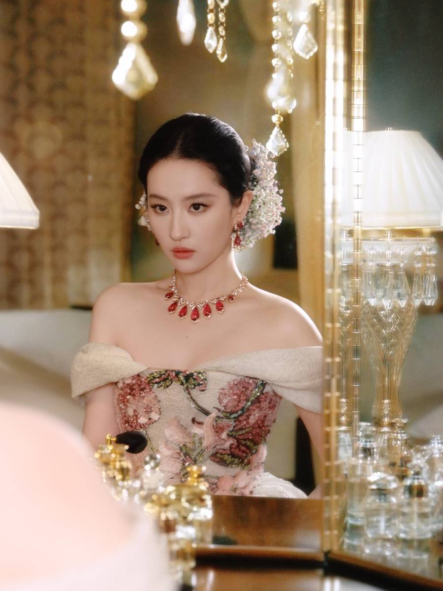 刘亦菲穿抹胸礼服优雅温婉 公主风盘发显贵气慵懒
