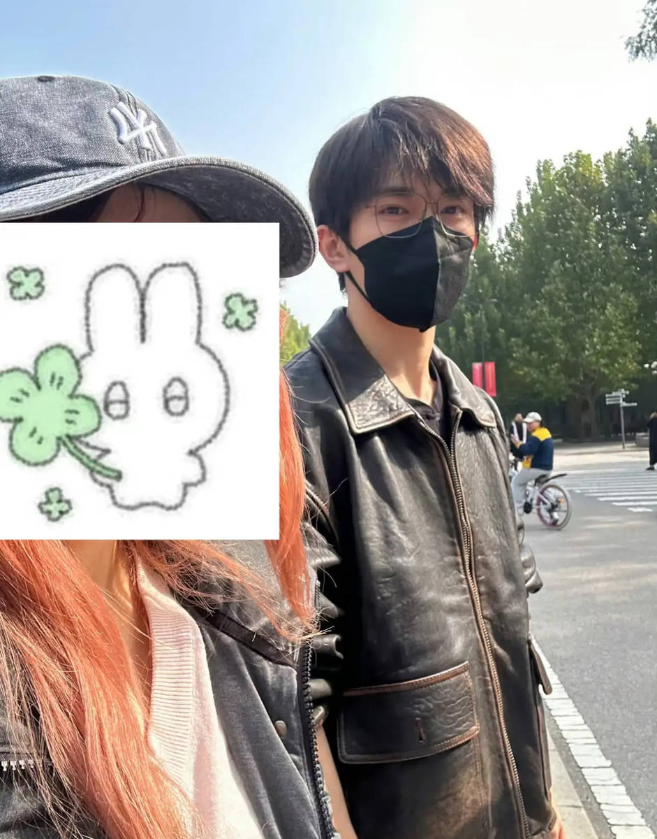 易烊千玺参加中戏补办毕业典礼!穿学士服拍毕业照