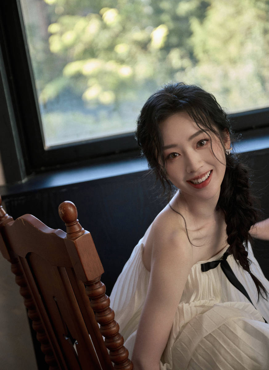 邓恩熙编发造型灵动俏皮 轻提裙摆少女感十足