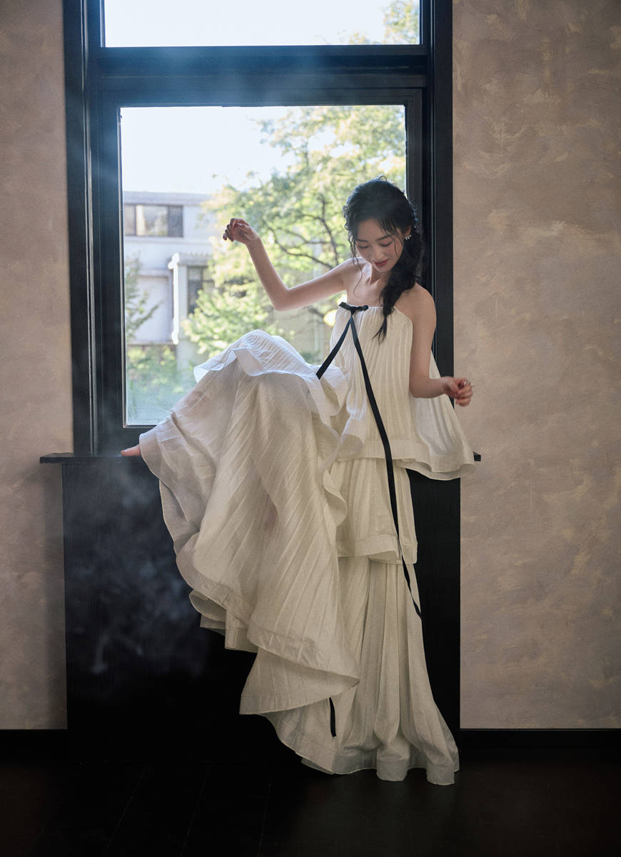 邓恩熙编发造型灵动俏皮 轻提裙摆少女感十足