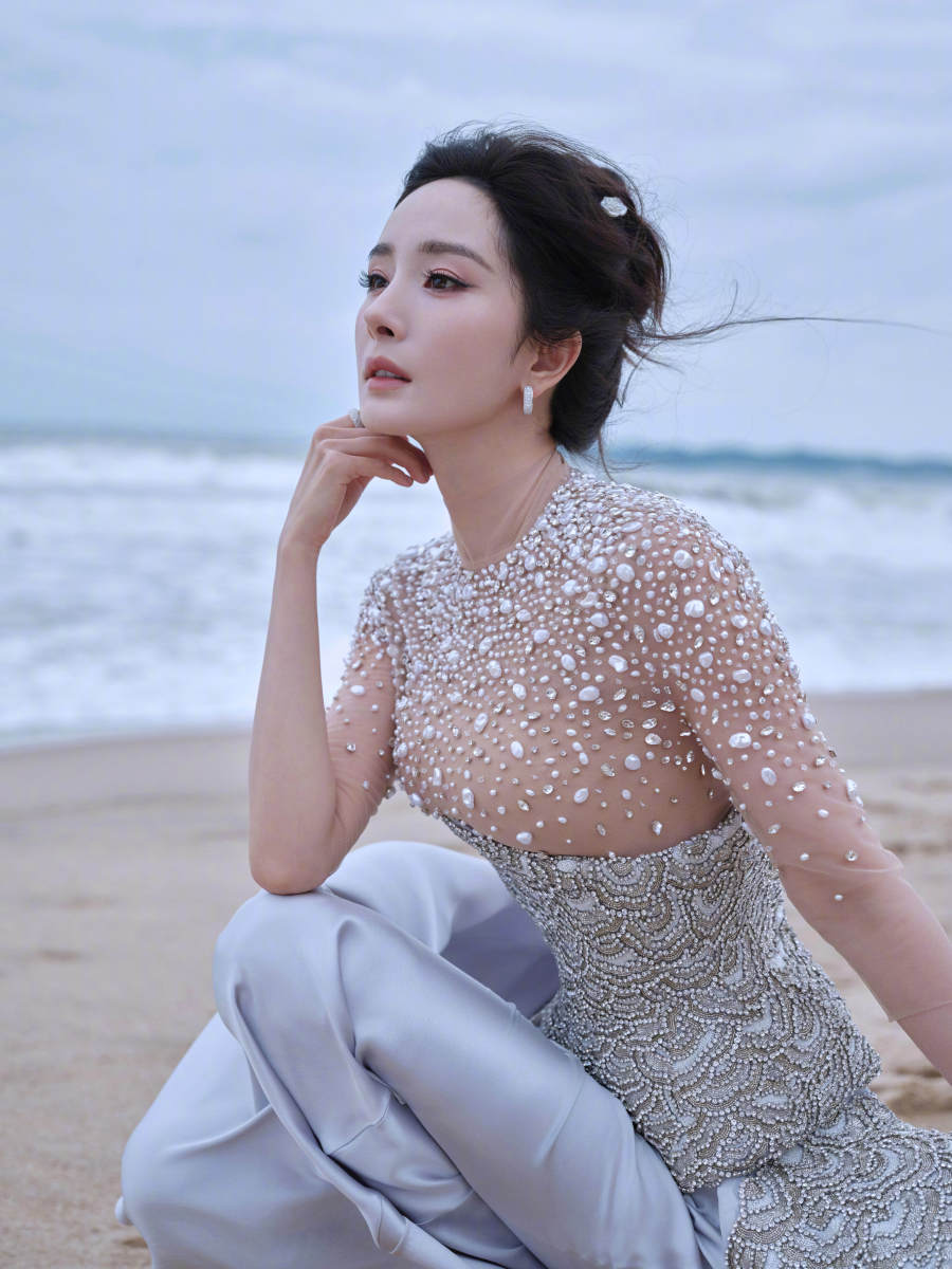 杨幂穿浅蓝色长裙化身美人鱼 手捧贝壳眼神温柔