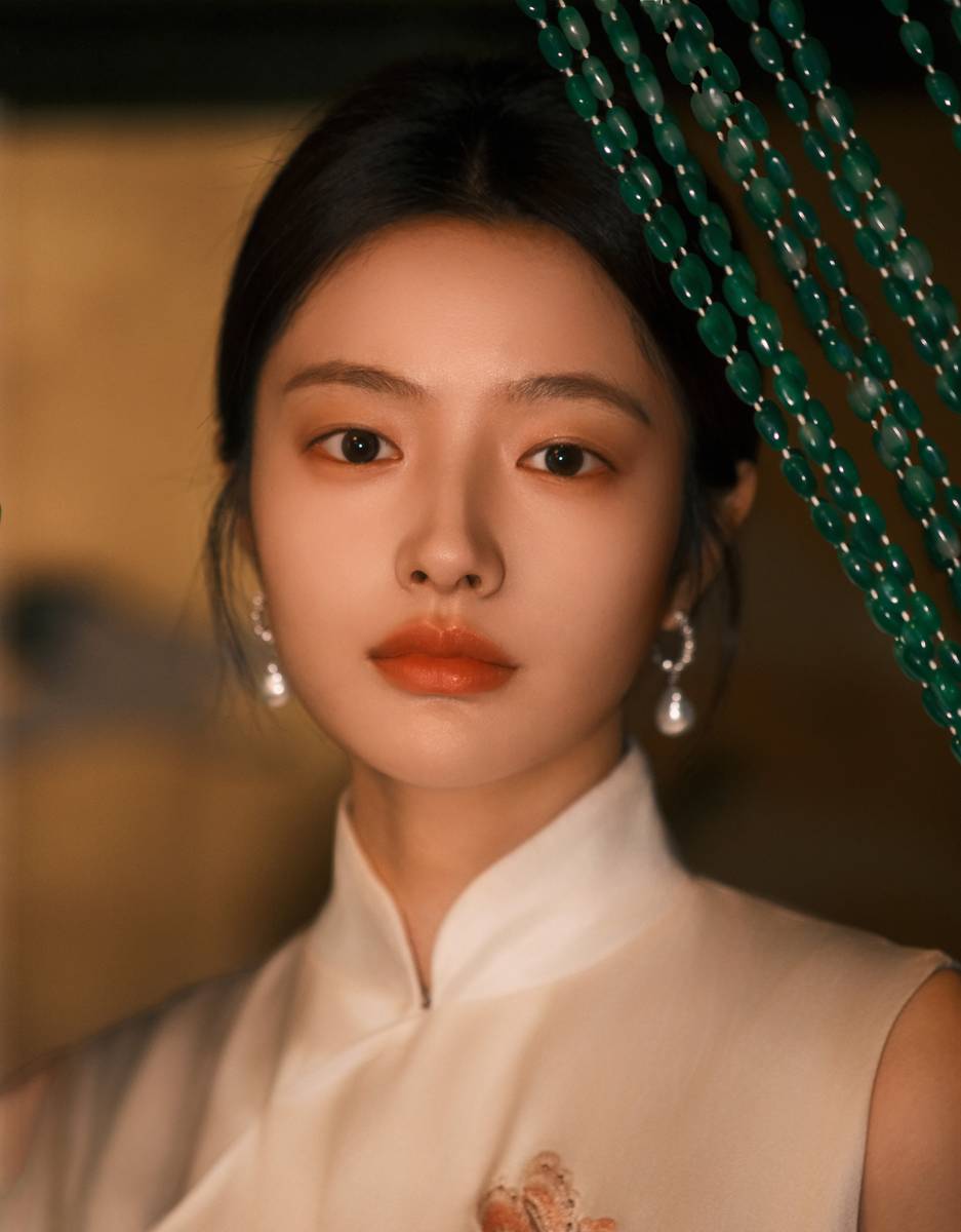 徐若晗穿刺绣旗袍端庄优雅 轻撩珠帘温柔恬静