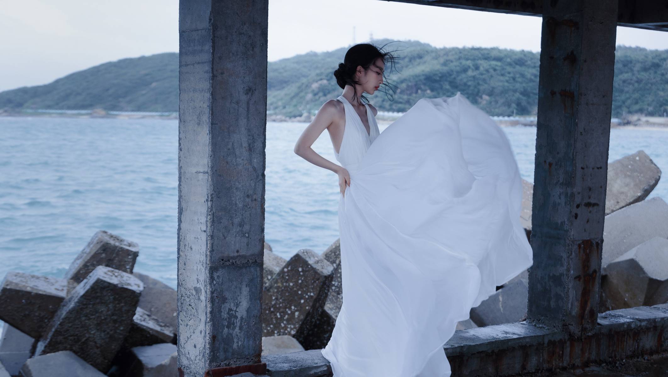 邓恩熙穿白色露背裙清丽脱俗 在码头读信文艺浪漫