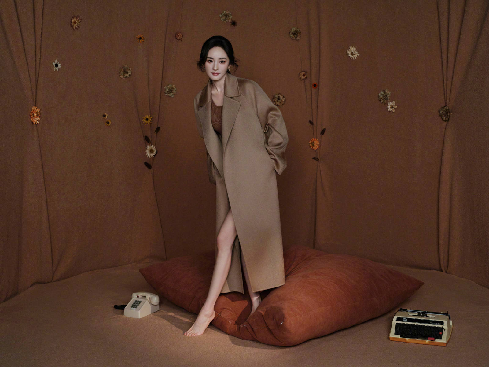 杨幂穿大衣气质迷人 白嫩玉足光滑柔软美腿吸睛