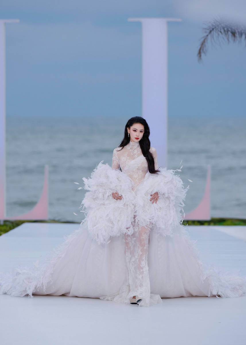 张馨予穿25斤拖尾礼服 秒变千年狐妖妩媚迷人