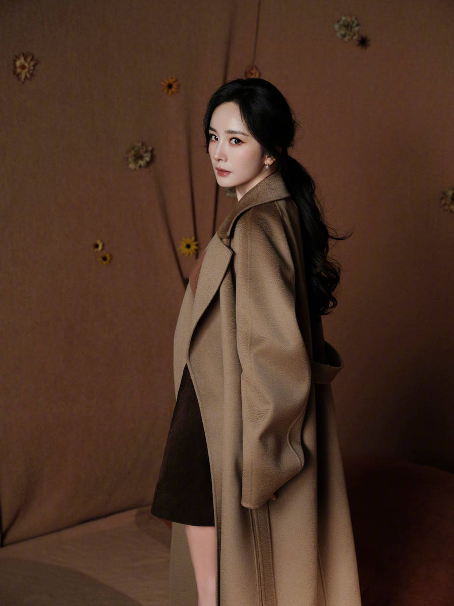 杨幂穿大衣气质迷人 白嫩玉足光滑柔软美腿吸睛