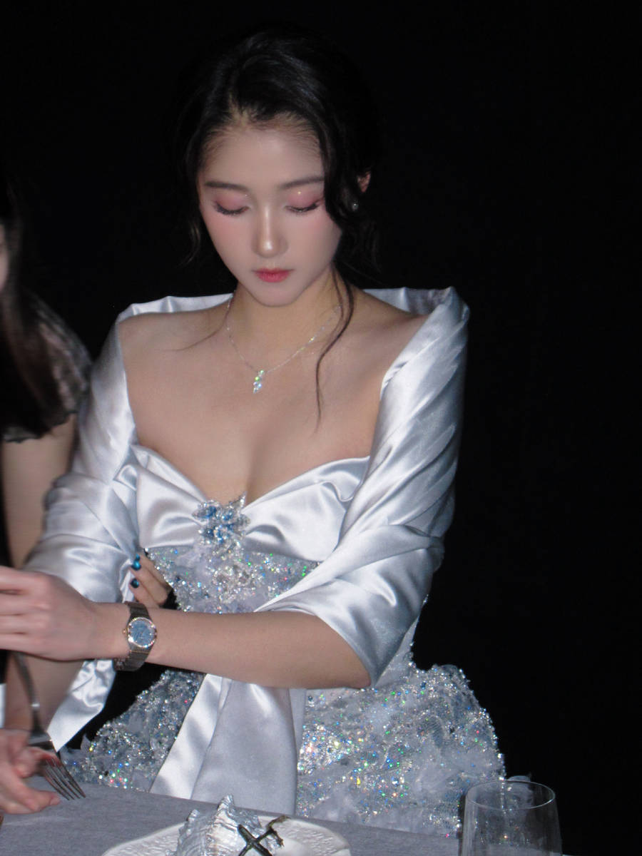 关晓彤身着银灰色缎面长裙 发丝轻拂尽显温婉华贵