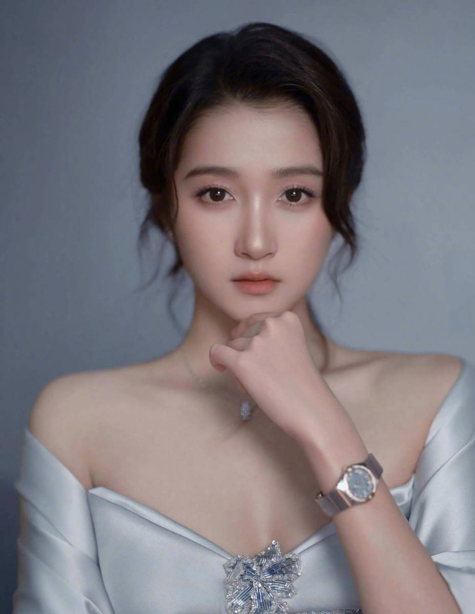 关晓彤身着银灰色缎面长裙 发丝轻拂尽显温婉华贵