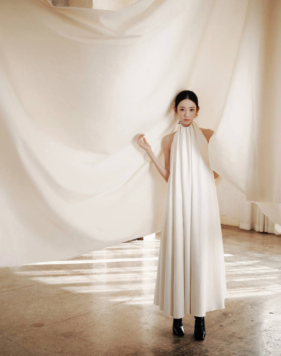 张艺凡极简风白裙气质清冷 完美诠释优雅高级感