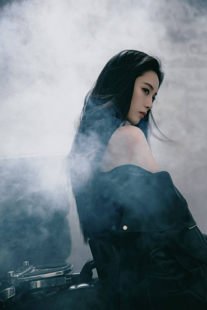 徐艺洋身穿黑色皮衣 大方秀香肩长腿热辣性感